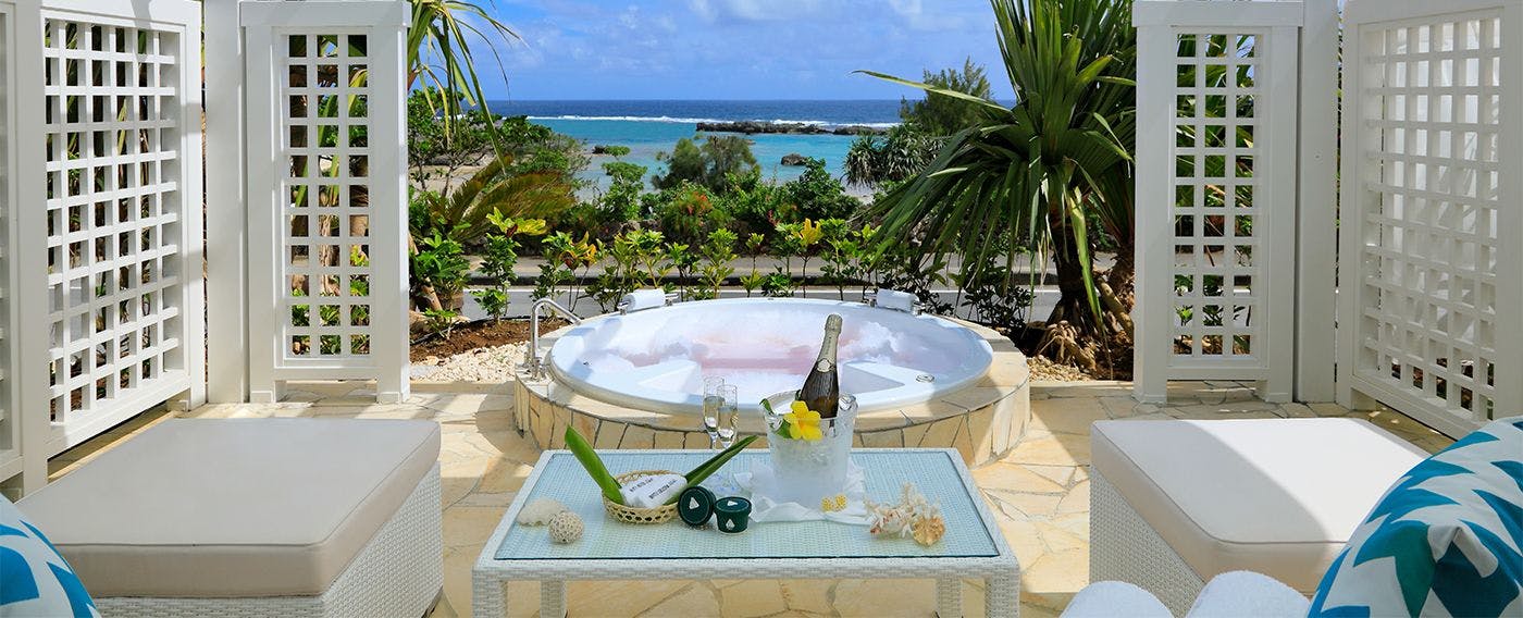 เพลิดเพลินกับเวลาบนเกาะเขตร้อนสุดหรูในพื้นที่เปิดโล่งด้วยคาบาน่าส่วนตัว (มีค่าใช้จ่าย)