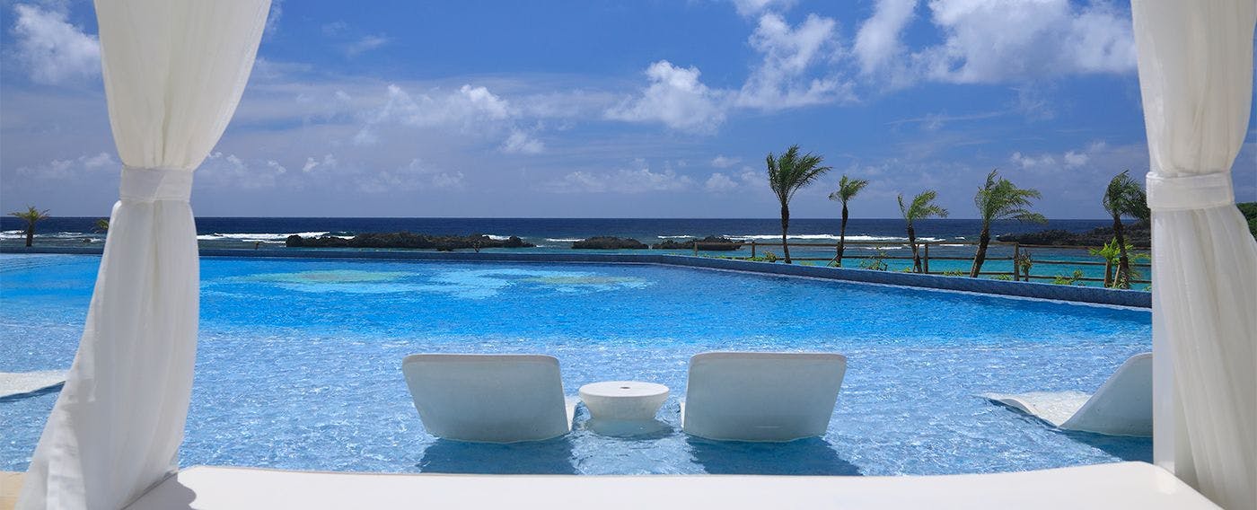 สระว่ายน้ำหลัก: สระอินฟินิตี้ที่มีทัศนียภาพโดดเด่นเหมือนหลอมรวมกับเส้นขอบฟ้าสีคราม