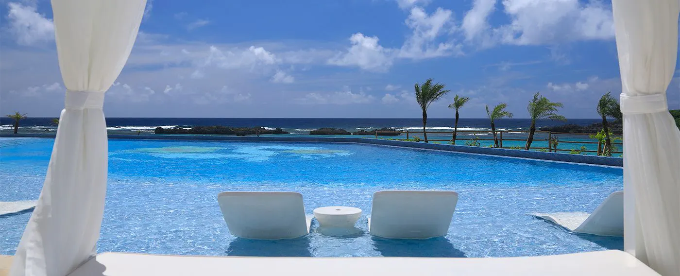 สระว่ายน้ำหลัก: สระอินฟินิตี้ที่มีทัศนียภาพโดดเด่นเหมือนหลอมรวมกับเส้นขอบฟ้าสีคราม