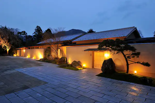 Pintu masuk khusus untuk kamar tamu VIP terpisah