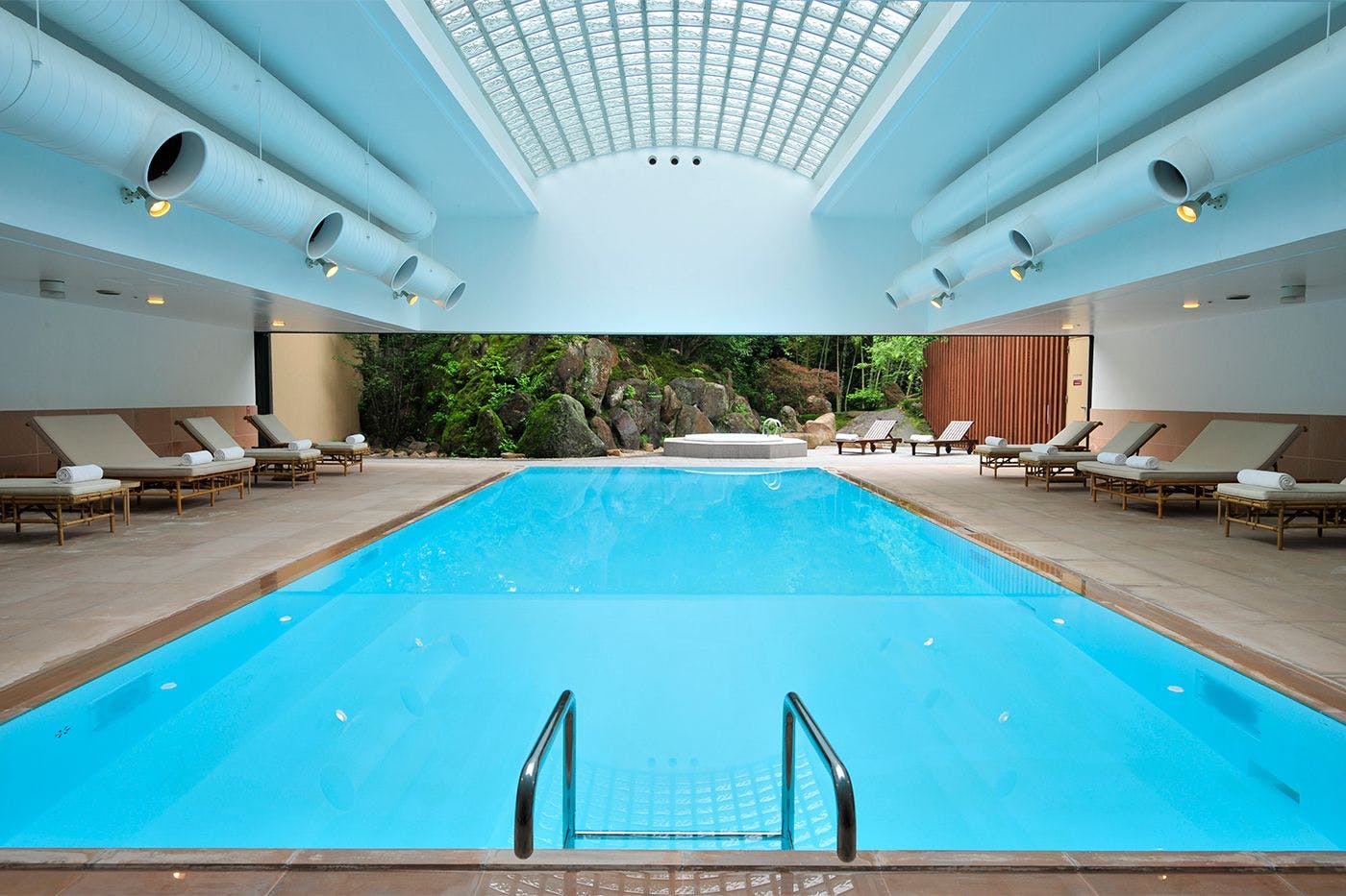 Kolam renang air hangat