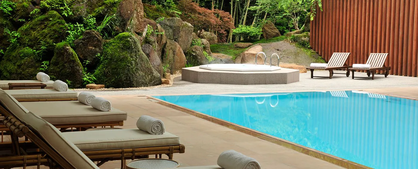 Kolam renang air hangat