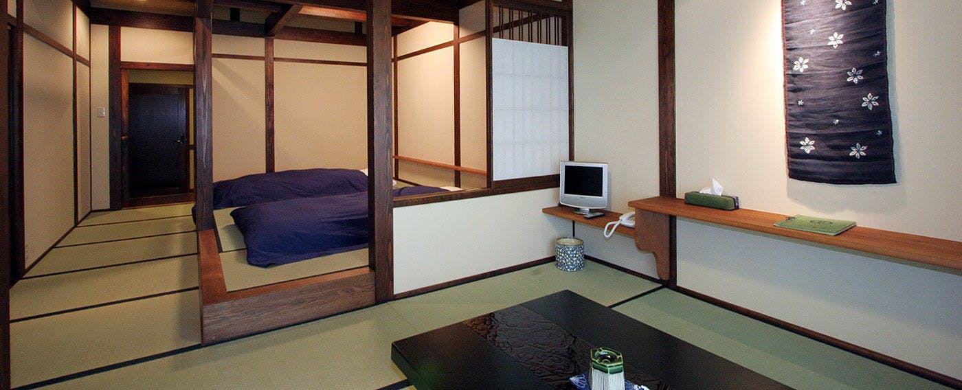山里のいおり　草円