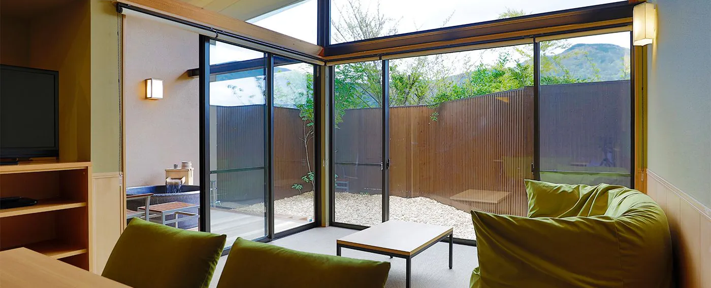 天井が高く、大きな窓からは太陽の光が差し込み、明るく部屋を照らします