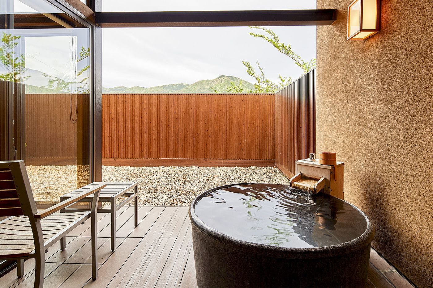 広いドッグランを駆け巡る愛犬を、温泉に入りながら眺められます