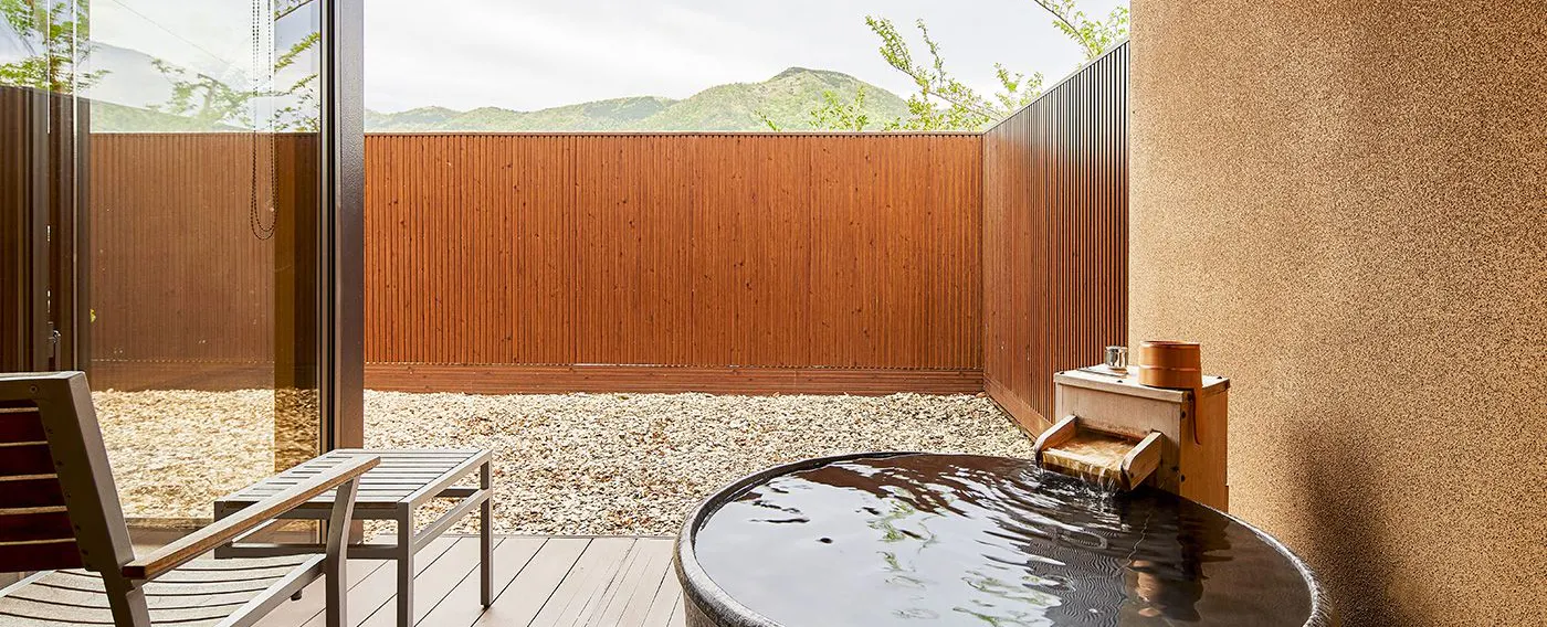 広いドッグランを駆け巡る愛犬を、温泉に入りながら眺められます