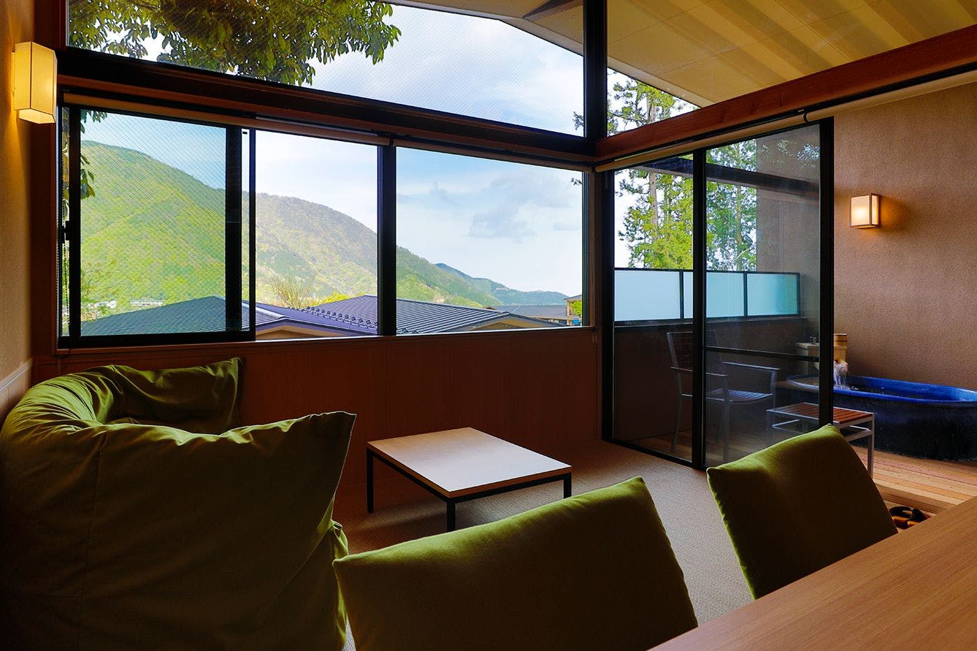 2階の部屋からは、大文字焼きも行われる、箱根外輪山を臨めます