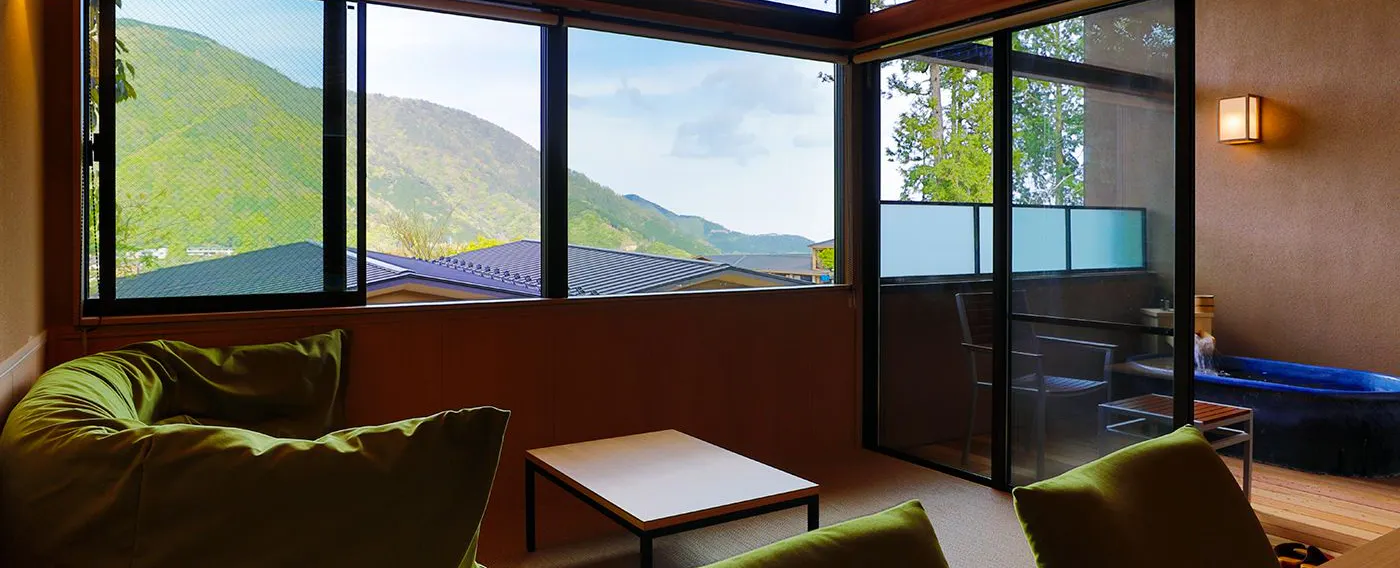 2階の部屋からは、大文字焼きも行われる、箱根外輪山を臨めます