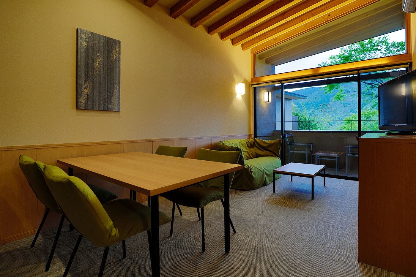 2階は大自然を感じられるテラスで、ゆったりとした時間の流れを感じて