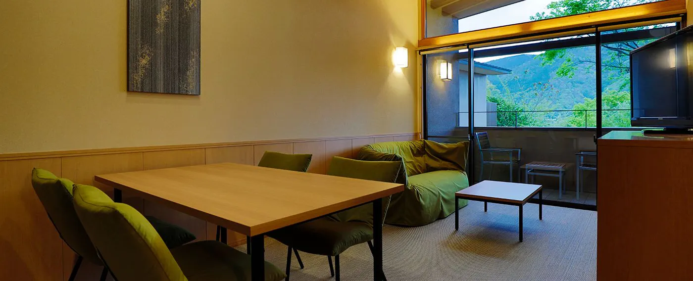 2階は大自然を感じられるテラスで、ゆったりとした時間の流れを感じて