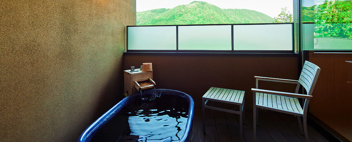 2階は箱根の風を感じ、箱根山の緑に包まれながら湯浴みを