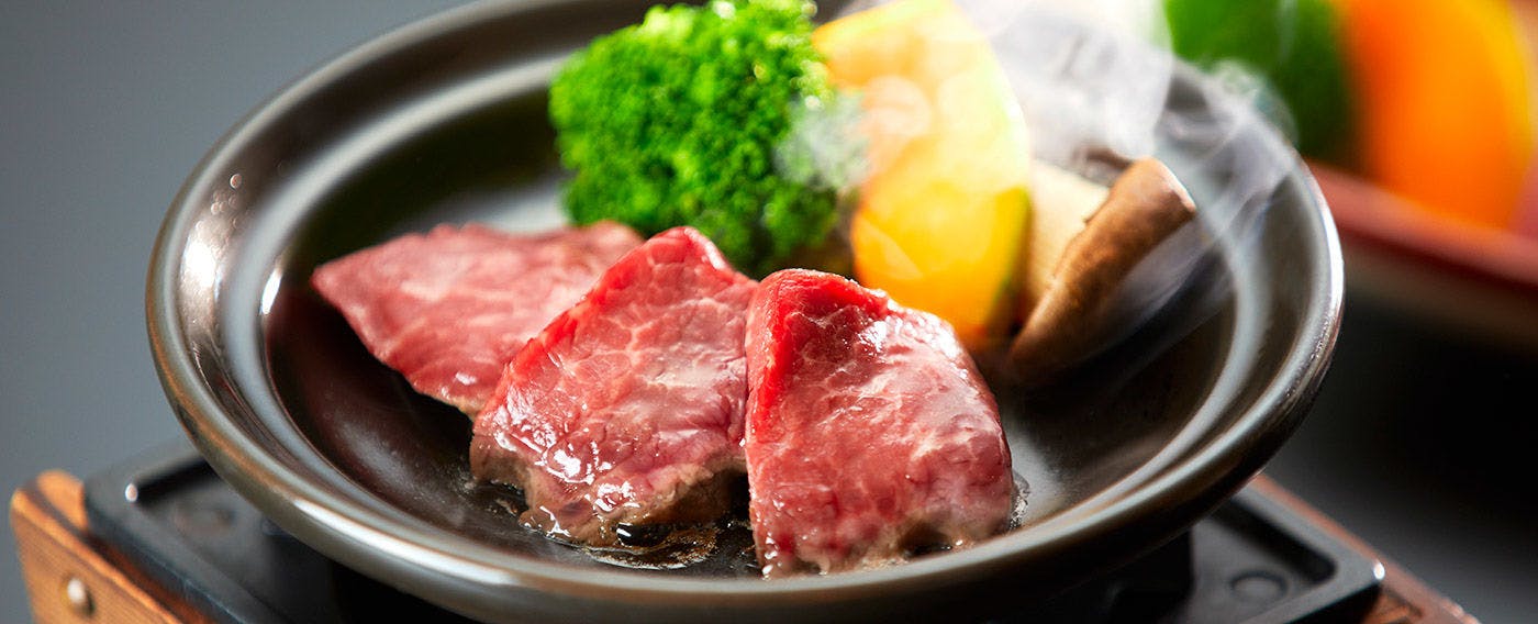 【ご夕食】和牛陶板焼き。あつあつを召し上がれ