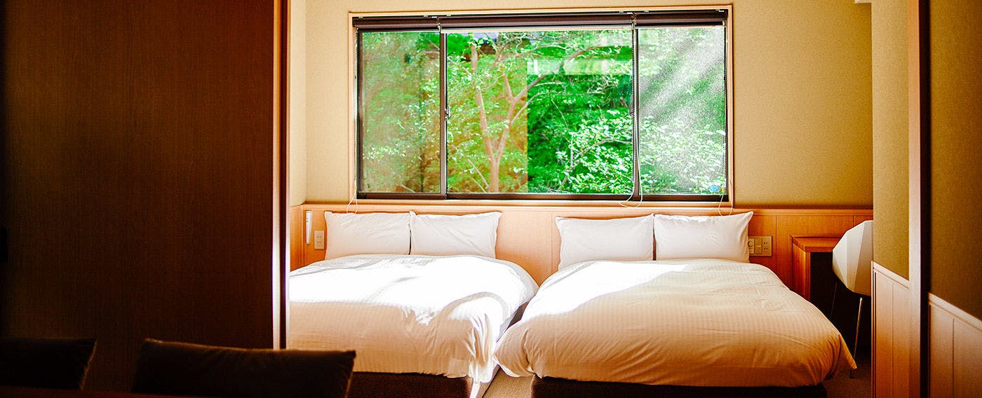 朝陽と緑につつまれて、鳥のさえずりで目を覚ます、非日常空間