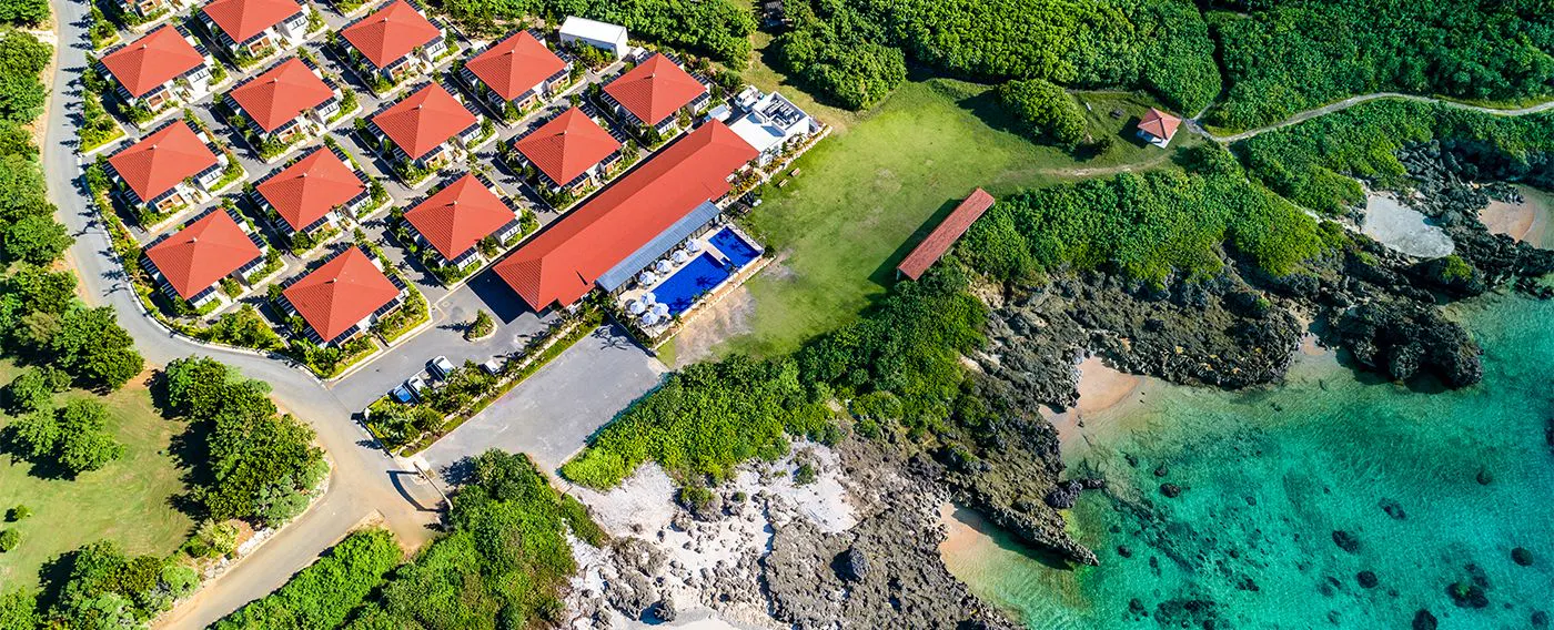 絶景に囲まれて過ごす、心昂る余暇。蒼い海を前に立ち並ぶプライベートコテージ。