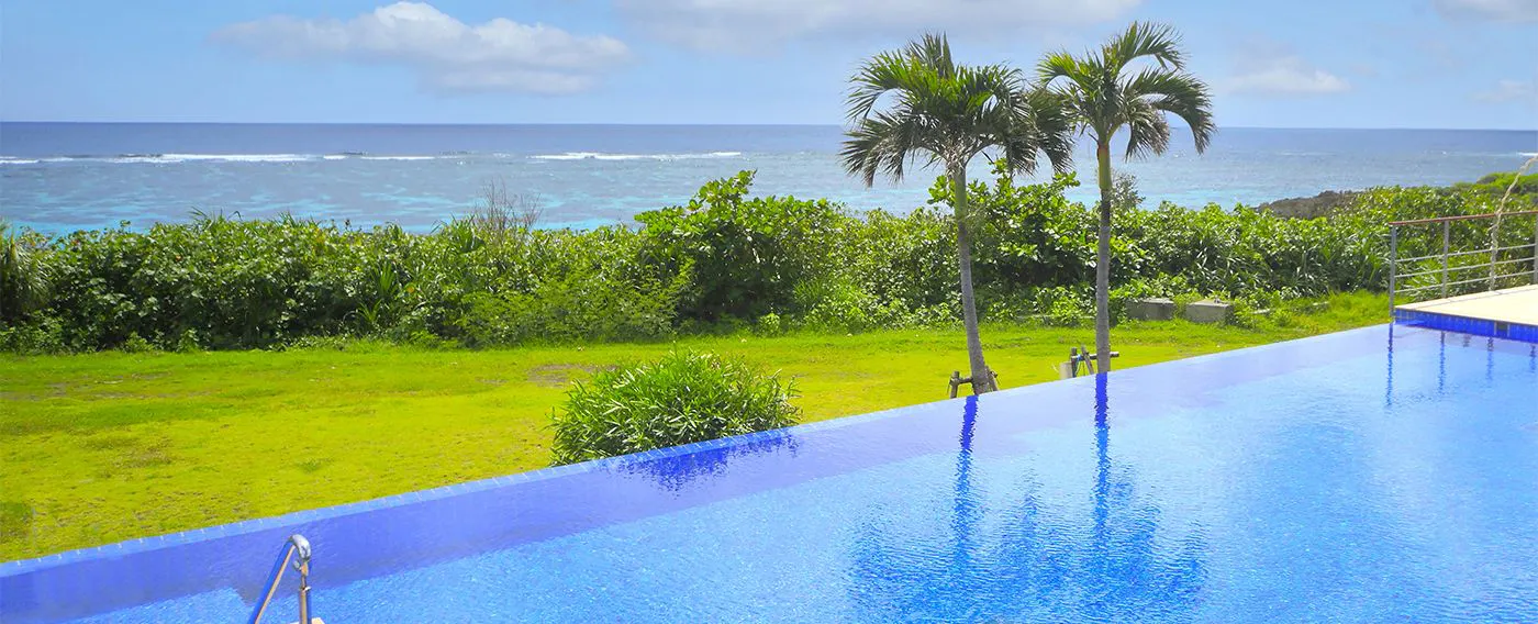 南国の陽ざしのなか、芝グリーンと宮古ブルーの景色をお愉しみいただけます。