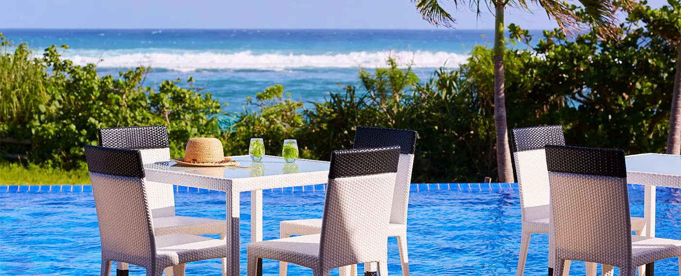 プールサイドから広々とした東シナ海を一望できます。