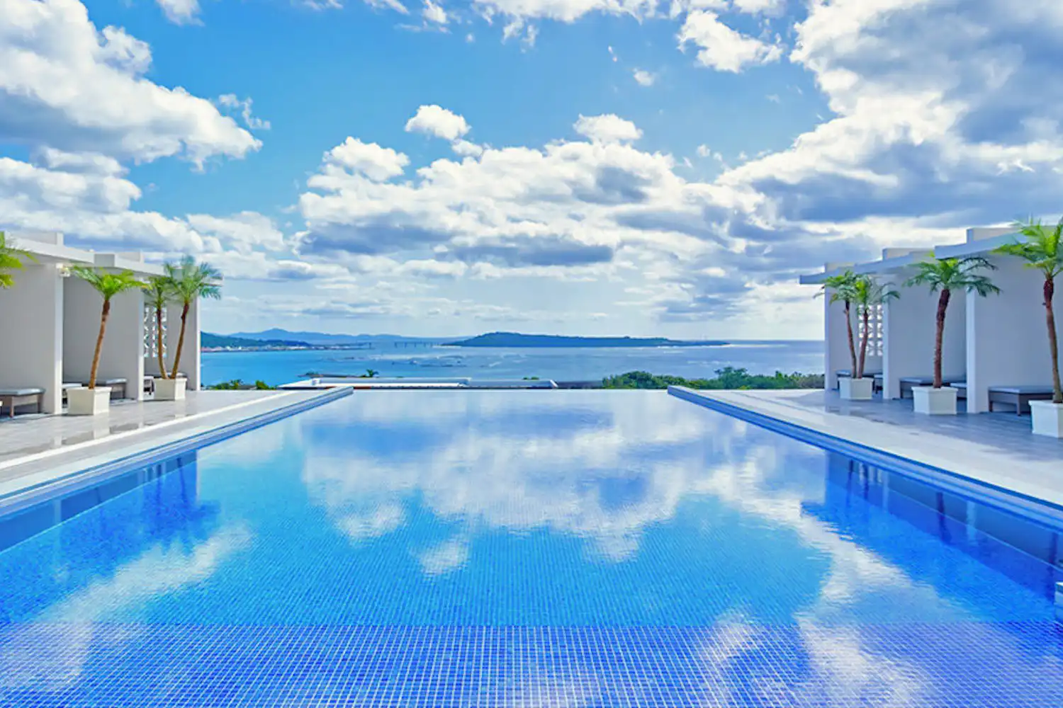 สระว่ายน้ำ/กลางวัน