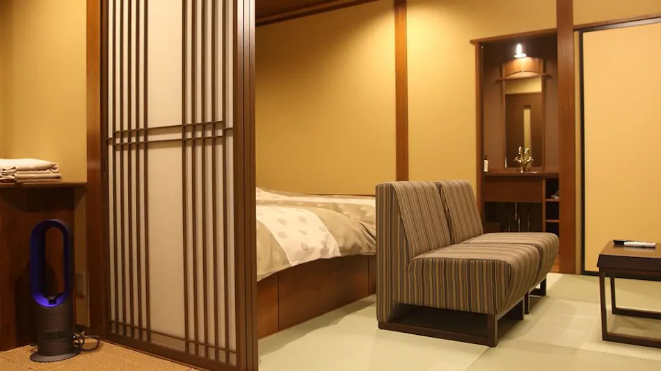 Kanazawa Yuwaku Onsen Kokorian