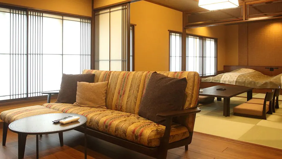 Kanazawa Yuwaku Onsen Kokorian