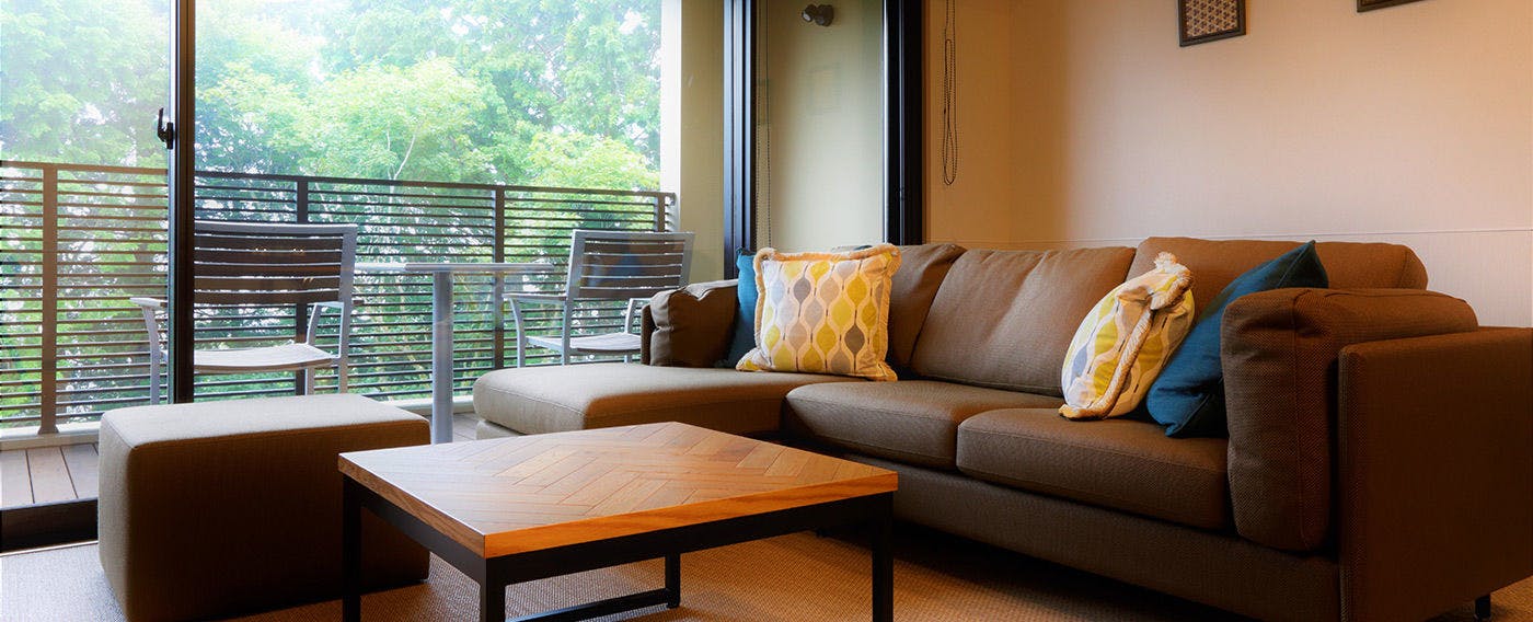 [Relaxing Space] The warm Room creates a cozy atmosphere just like home.