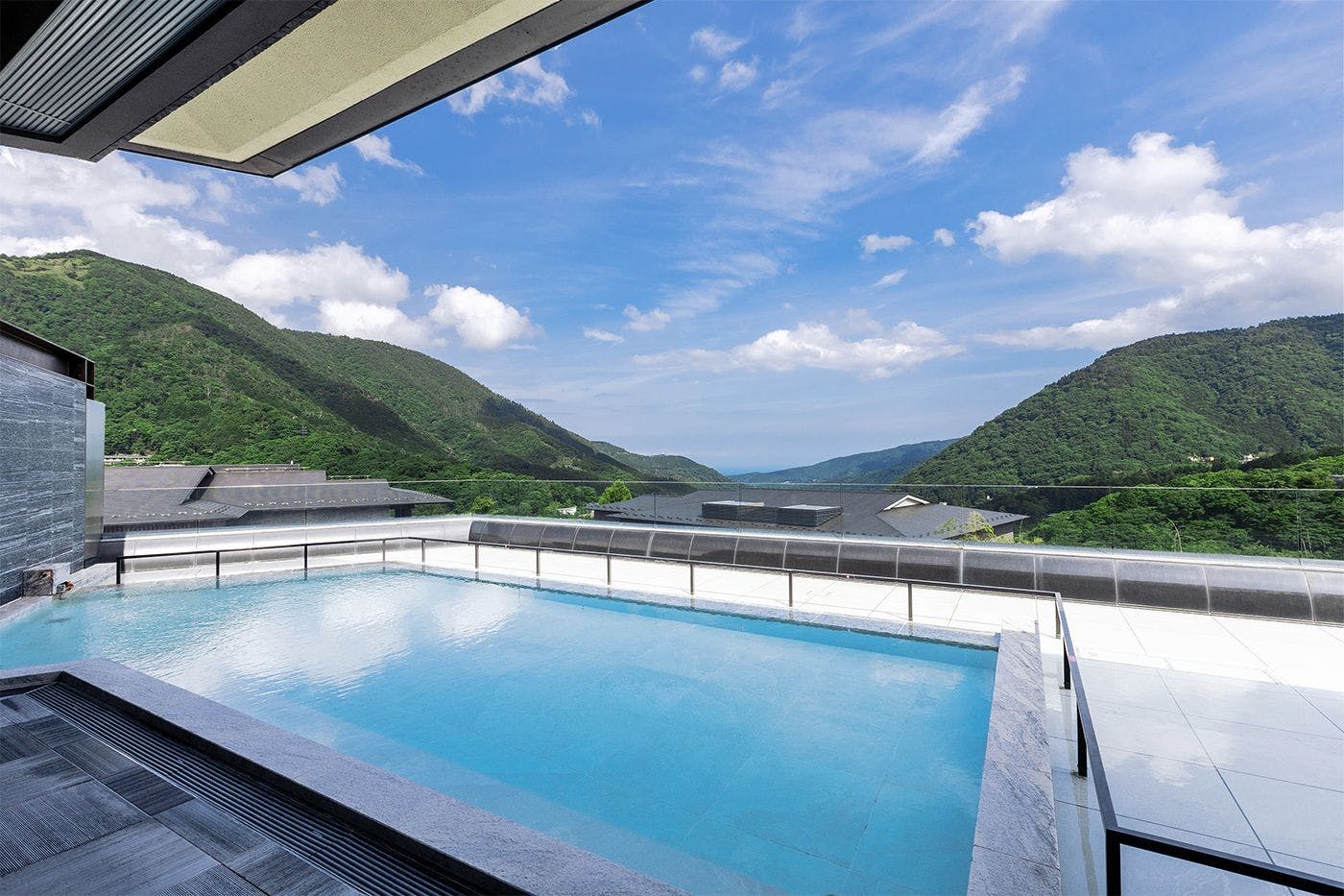 Mata air panas dan mandi