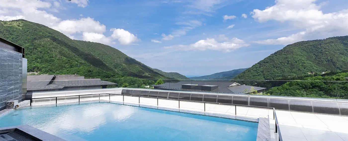 Mata air panas dan mandi