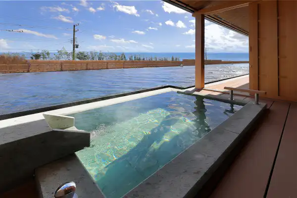 Bilik dengan kolam mandi terbuka