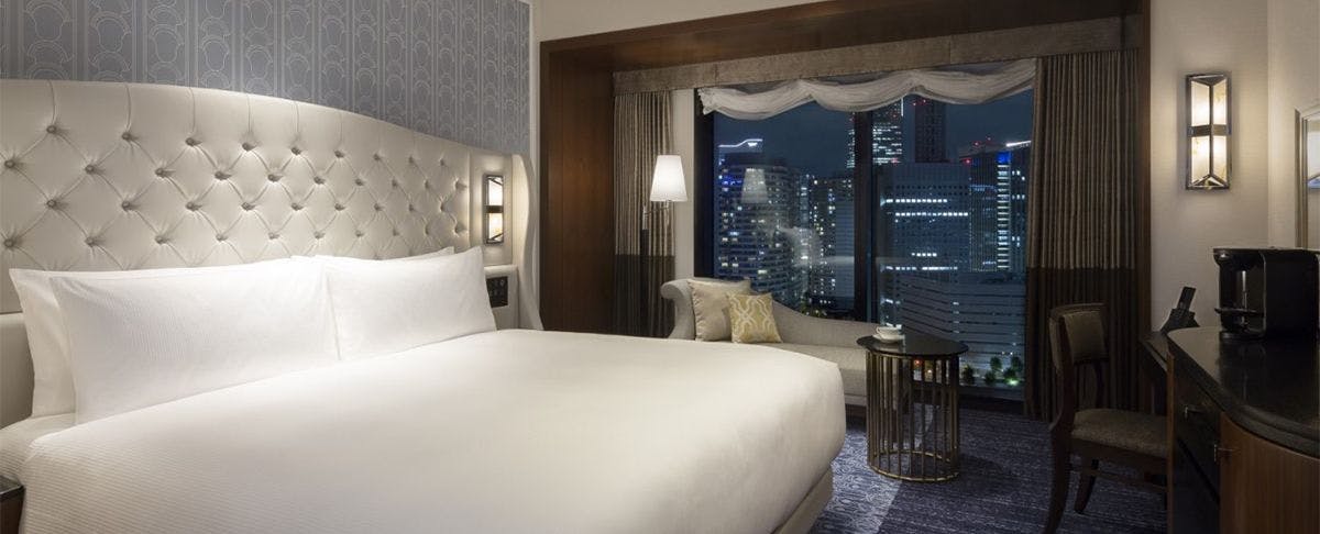 【디럭스 룸 / 31평방미터】 고층 빌딩의 야경을 즐길 수 있는 컴팩트한 객실.