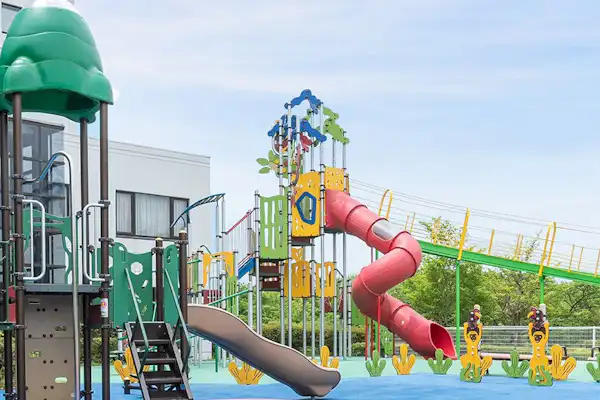 Ruang permainan kanak-kanak luar bangunan