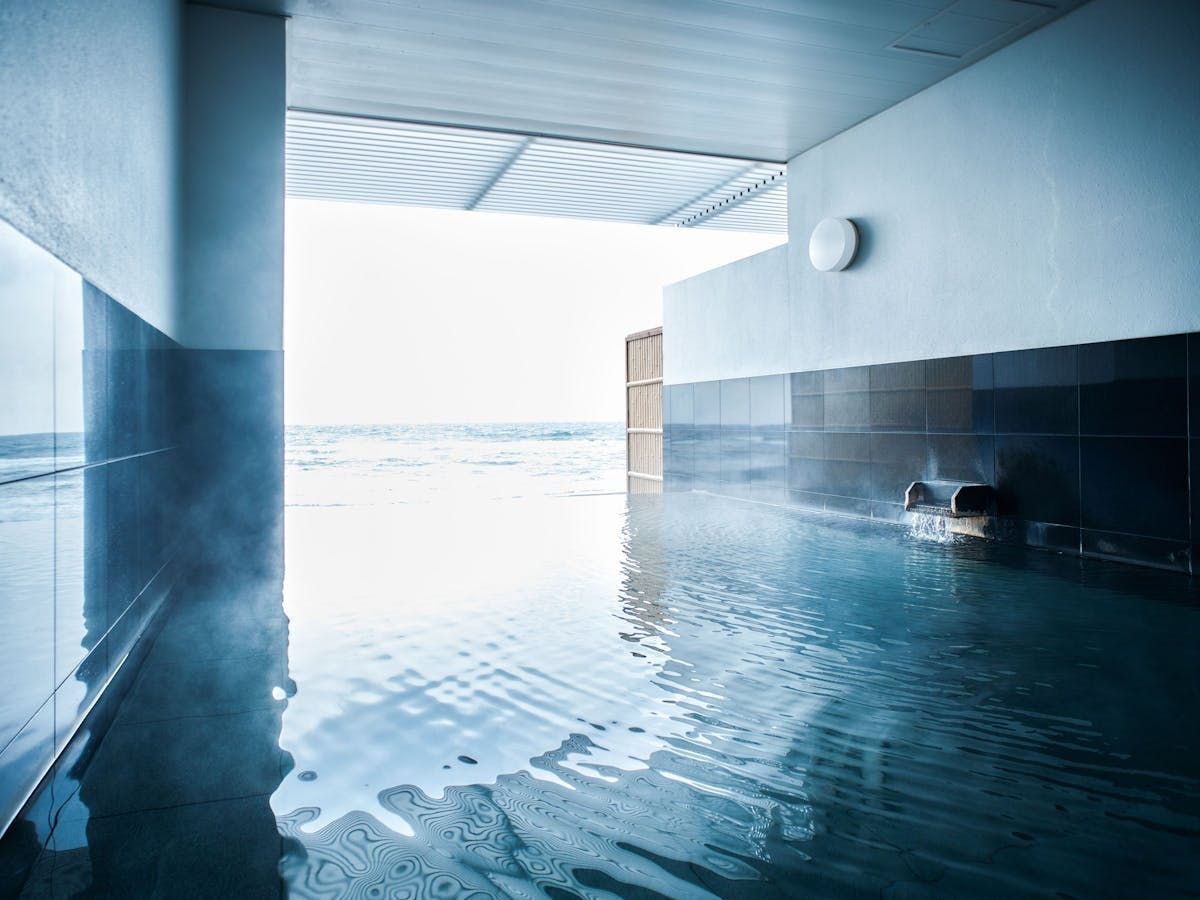 น้ำพุร้อนพร้อมวิวทะเลที่งดงาม