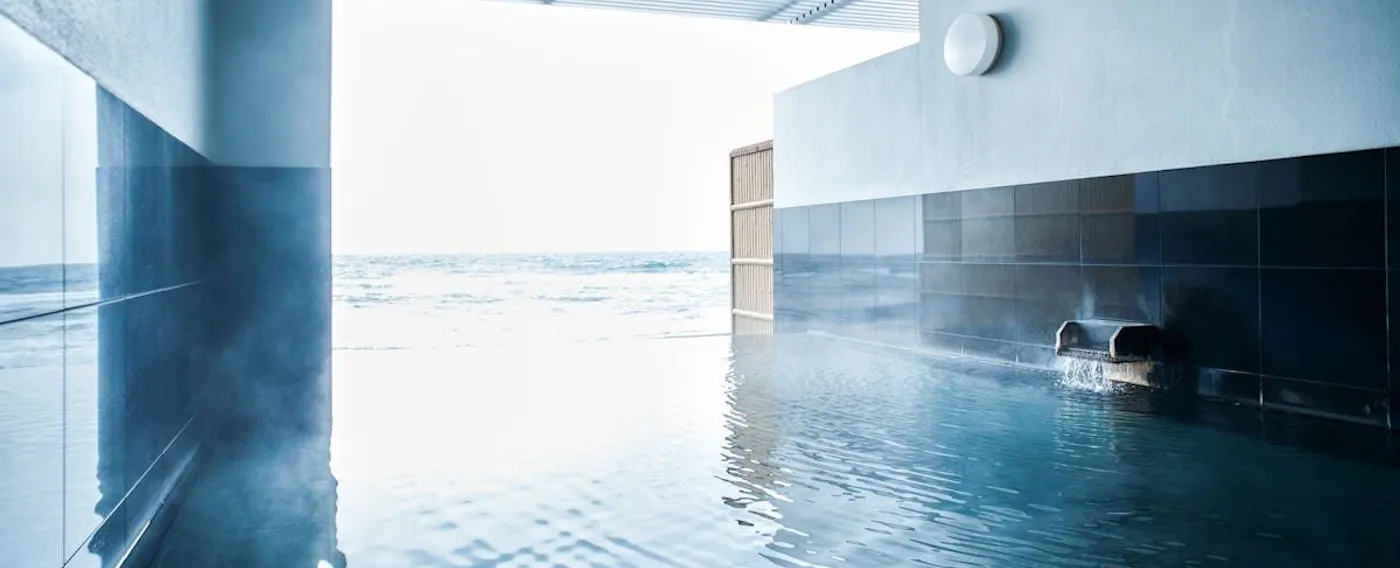 น้ำพุร้อนพร้อมวิวทะเลที่งดงาม