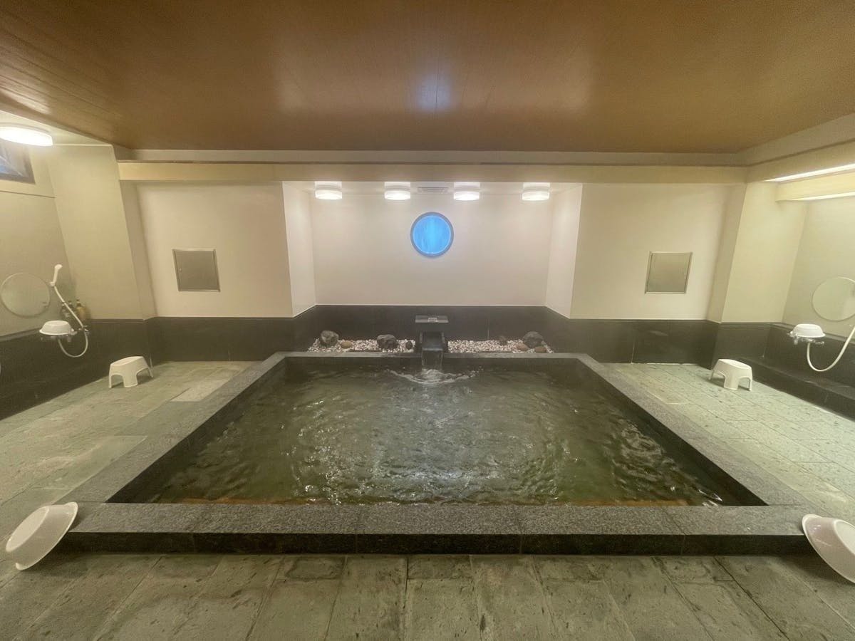 ที่ห้องอาบน้ำสาธารณะ