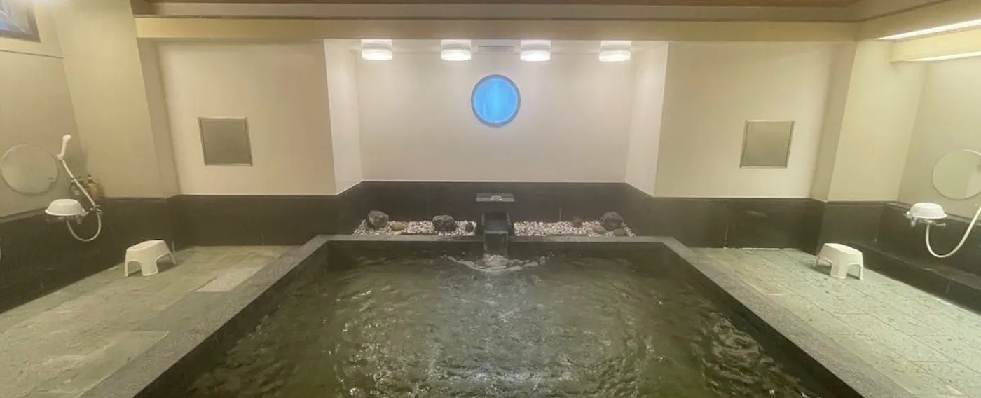 ที่ห้องอาบน้ำสาธารณะ