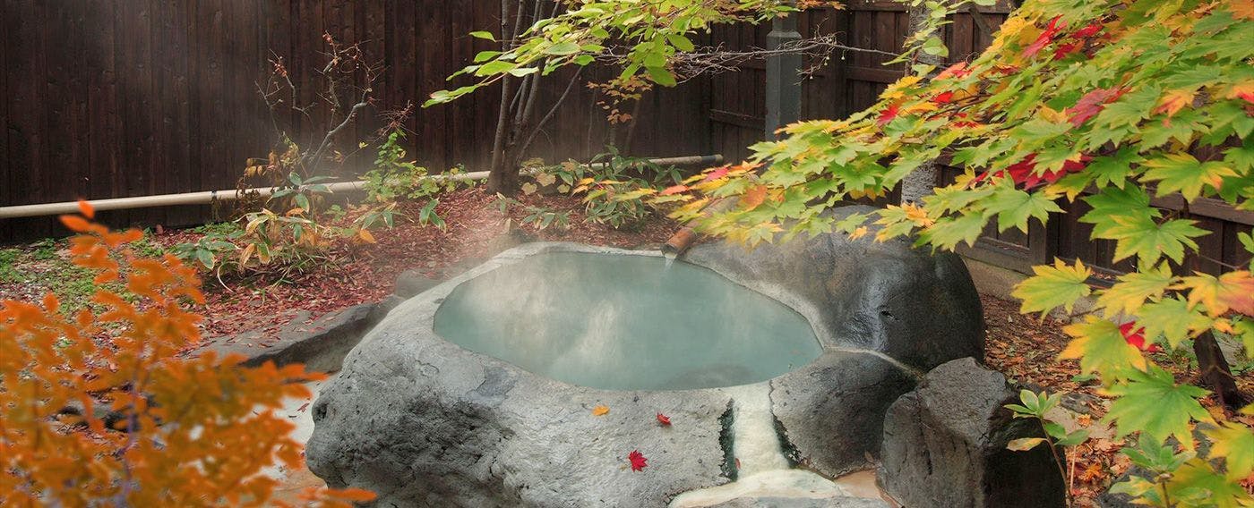 อ่างอาบน้ำกลางแจ้งฤดูใบไม้ร่วง