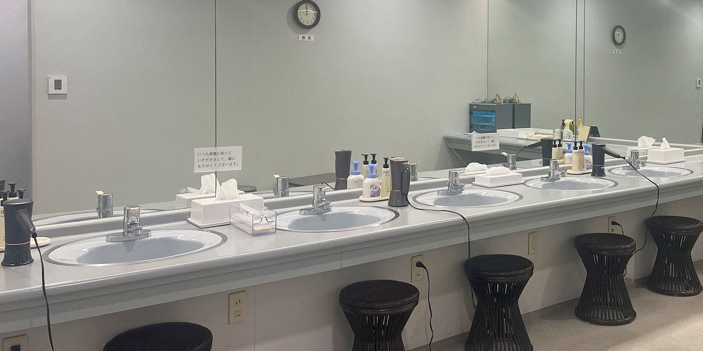 ห้องแต่งหน้าห้องอาบน้ำสาธารณะ