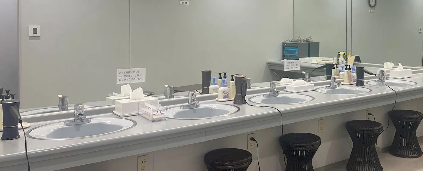 ห้องแต่งหน้าห้องอาบน้ำสาธารณะ