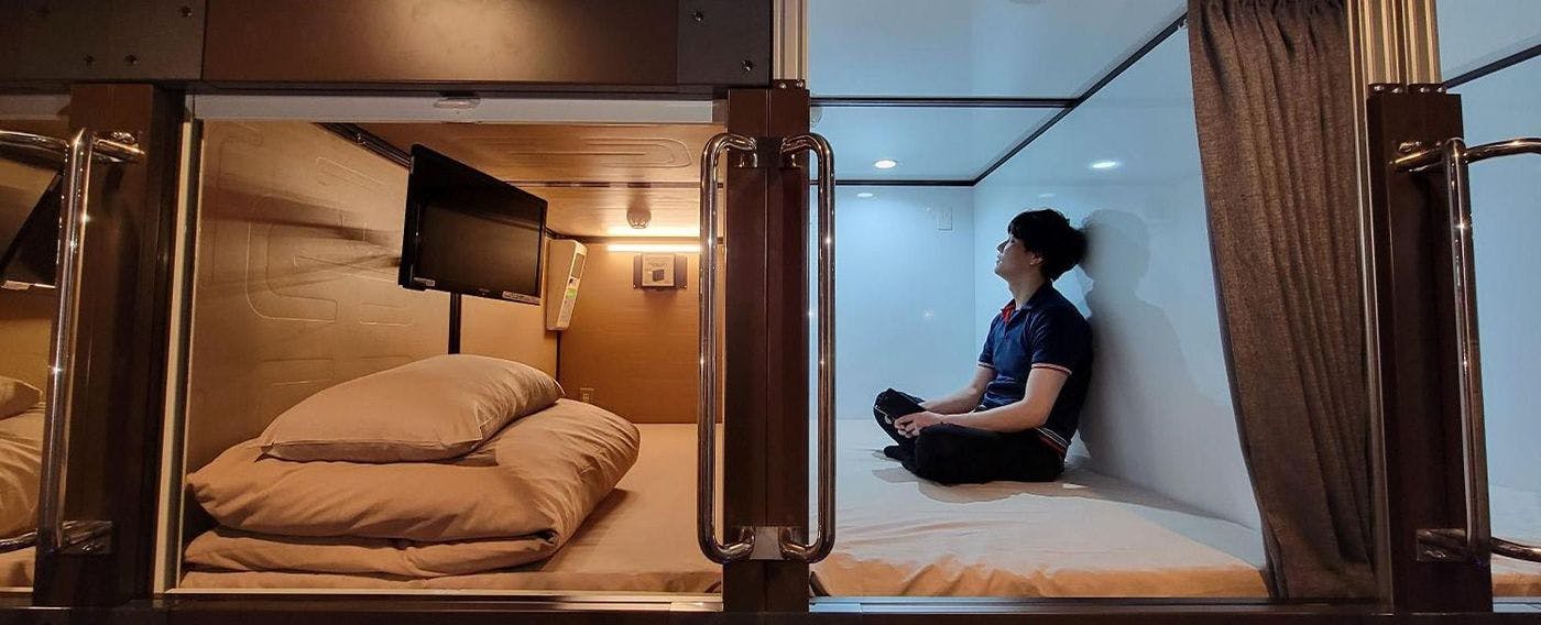 TV 포함 천장 높은 캡슐룸