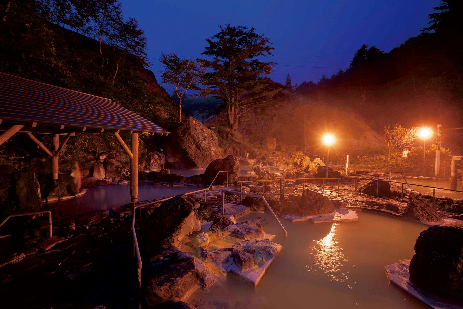 อ่างอาบน้ำกลางแจ้งในตอนกลางคืน