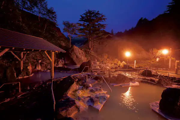 อ่างอาบน้ำกลางแจ้งในตอนกลางคืน