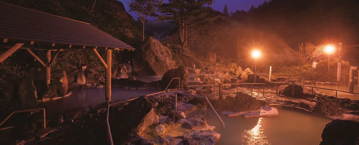 บ่อน้ำพุร้อนกลางแจ้งพร้อมสวนหิน