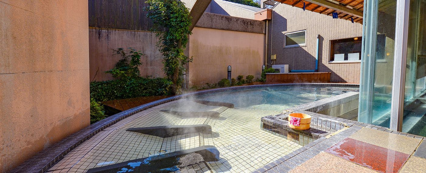 บ่อน้ำร้อนกลางแจ้งพร้อมพื้นที่นอนพัก