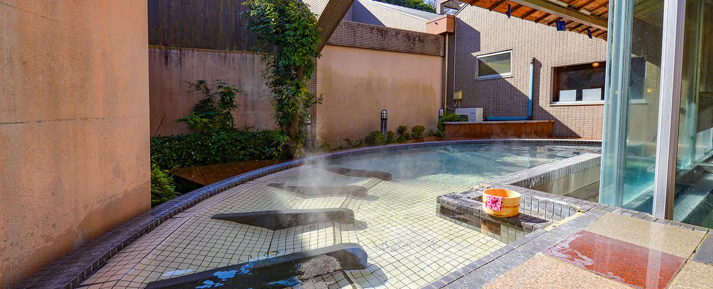 บ่อน้ำร้อนกลางแจ้งพร้อมพื้นที่นอนพัก