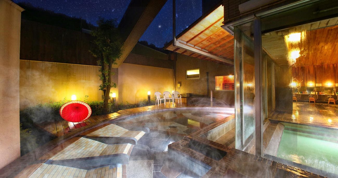 อ่างอาบน้ำกลางแจ้งในตอนกลางคืน