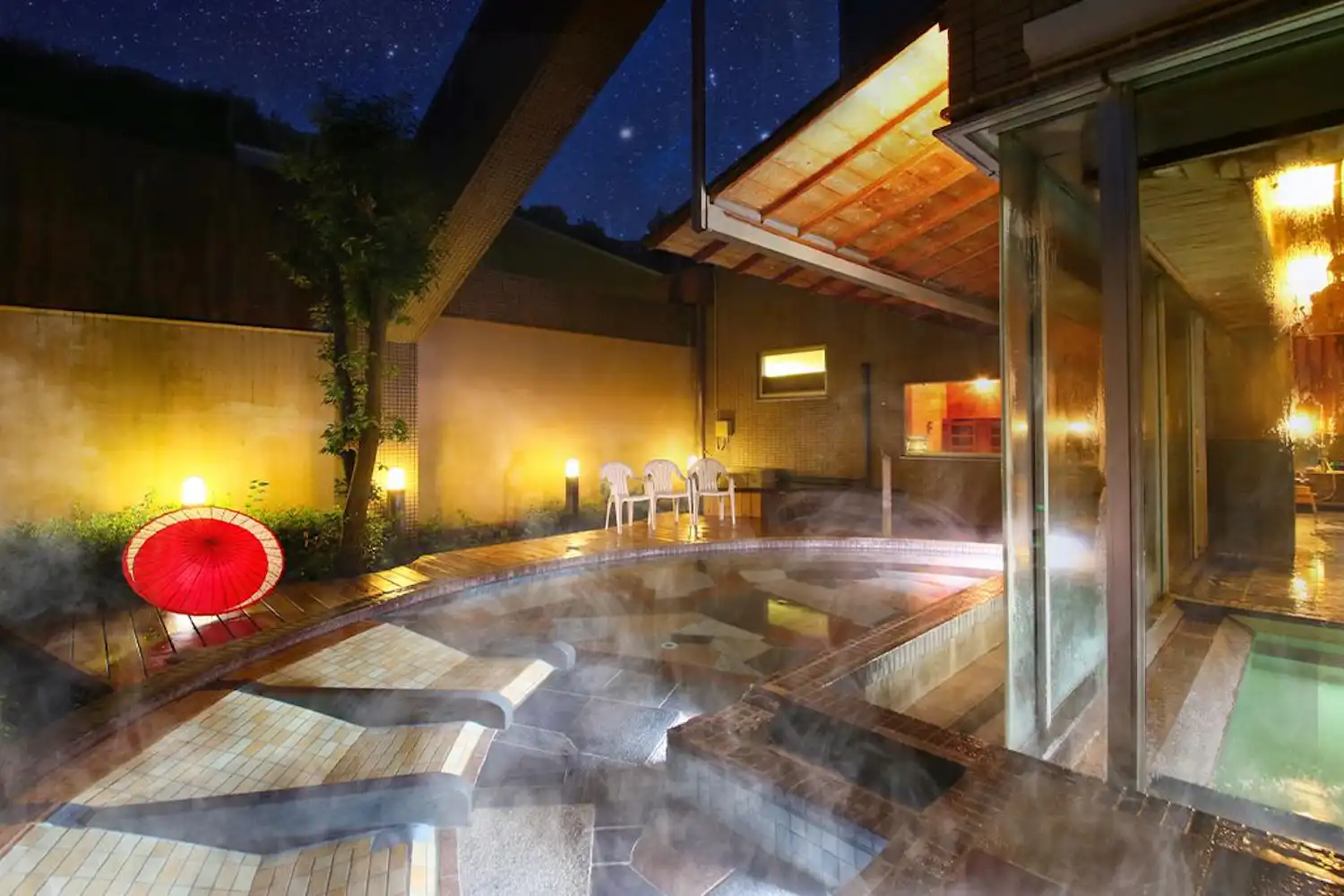 อ่างอาบน้ำกลางแจ้งในตอนกลางคืน