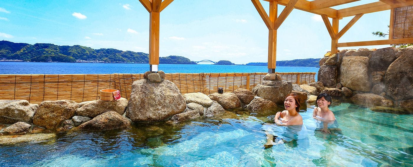 บ่อน้ำพุร้อนกลางแจ้งที่มีทิวทัศน์สวยงาม