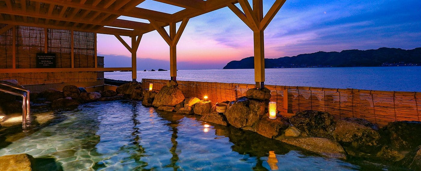 บ่อน้ำพุร้อนกลางแจ้งที่มีทิวทัศน์สวยงาม