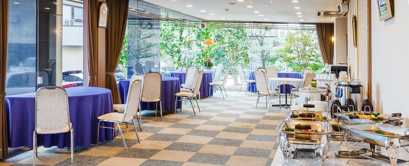 [ร้านอาหาร] แสงที่น่ารื่นรมย์ส่องผ่านหน้าต่างบานใหญ่