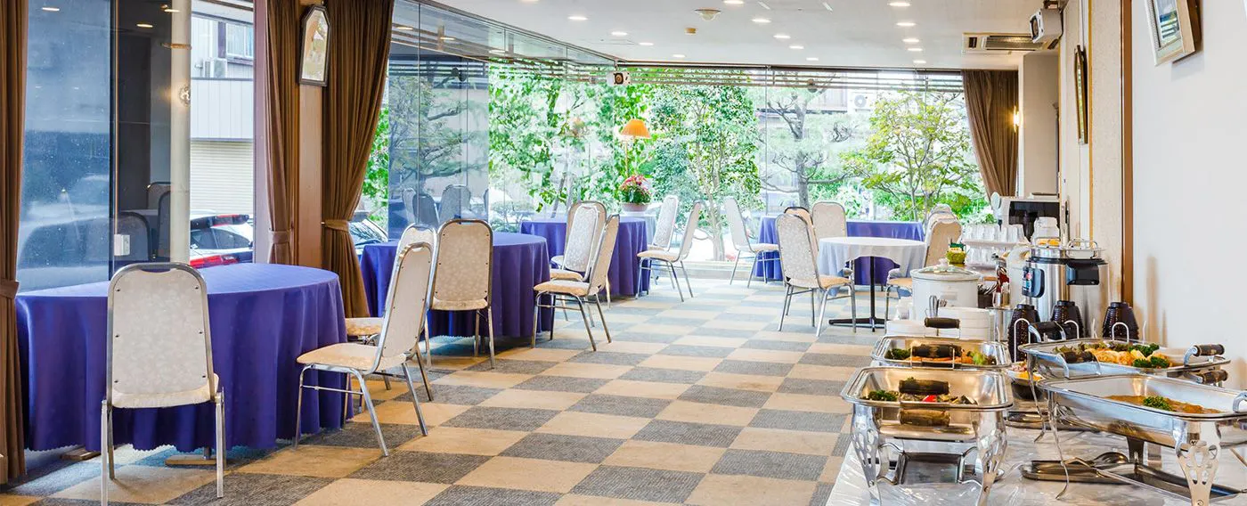 【餐廳】陽光透過大窗戶灑進來,令人感到舒適。