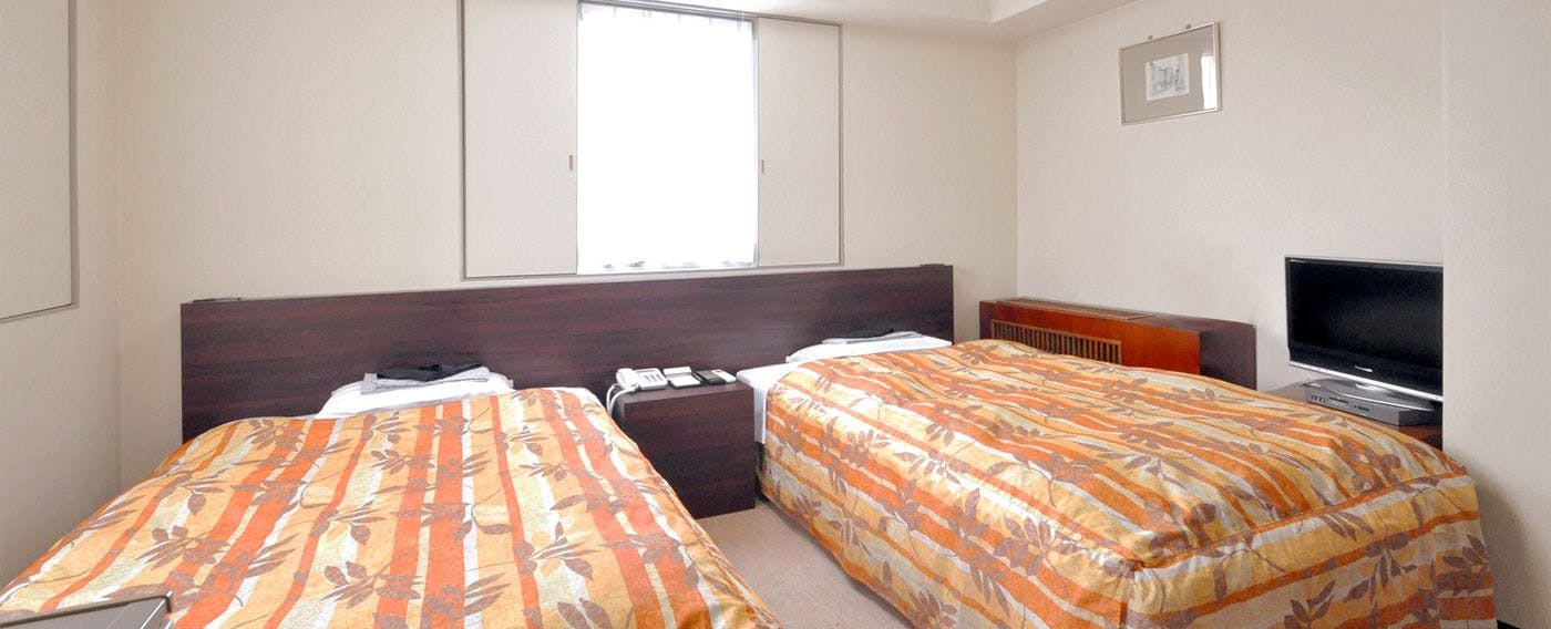 【เตียงคู่】กว้างขวางและสะดวกสบาย แม้จะวางเตียงเซมิ-ดับเบิลสองเตียงก็ยังมีพื้นที่กว้าง!