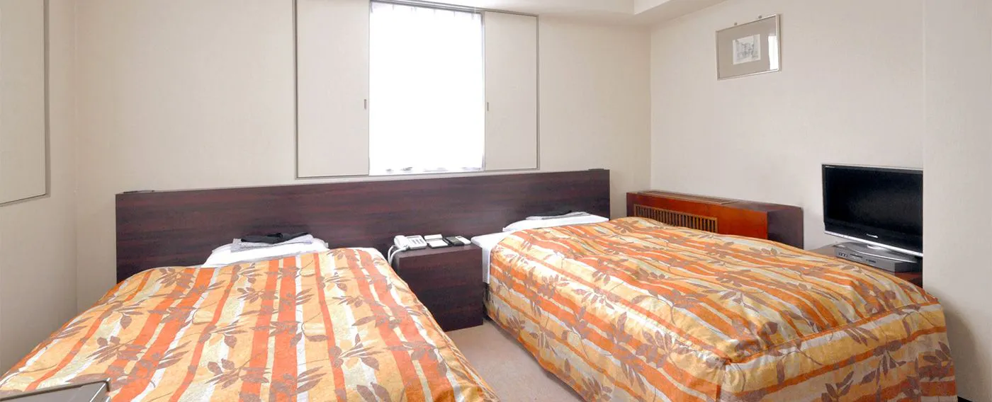 【เตียงคู่】กว้างขวางและสะดวกสบาย แม้จะวางเตียงเซมิ-ดับเบิลสองเตียงก็ยังมีพื้นที่กว้าง!